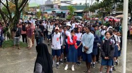 Sejumlah anak berseragam putih biru mengantre di depan kantor SMA Negeri 1 Timika. (Foto: Galeri Papua/Moh. Wahyu Welerubun)