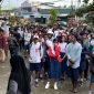Sejumlah anak berseragam putih biru mengantre di depan kantor SMA Negeri 1 Timika. (Foto: Galeri Papua/Moh. Wahyu Welerubun)