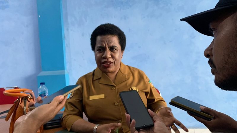Kepala Dinas Pemberdayaan Masyarakat dan Kampung, Petronela Adelce Uamang. (Foto: Galeri Papua/Moh. Wahyu Welerubun)