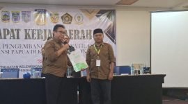 Sekretaris III LPTQ Papua, Karsudi, menyerahkan rumusan hasil Raker LPTQ Provinsi Papua kepada Ketua LPTQ Papua, Setyo Wahyudi. (Foto: Istimewa)