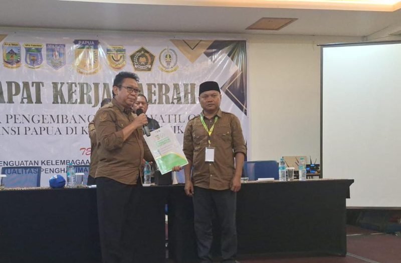 Sekretaris III LPTQ Papua, Karsudi, menyerahkan rumusan hasil Raker LPTQ Provinsi Papua kepada Ketua LPTQ Papua, Setyo Wahyudi. (Foto: Istimewa)