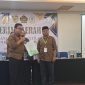 Sekretaris III LPTQ Papua, Karsudi, menyerahkan rumusan hasil Raker LPTQ Provinsi Papua kepada Ketua LPTQ Papua, Setyo Wahyudi. (Foto: Istimewa)
