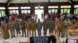 Foto bersama pada pembukaan sosialisasi dampak Perda dan Perbup oleh Dinas Satpol PP Mimika. (Foto: Galeri Papua/Moh. Wahyu Welerubun)