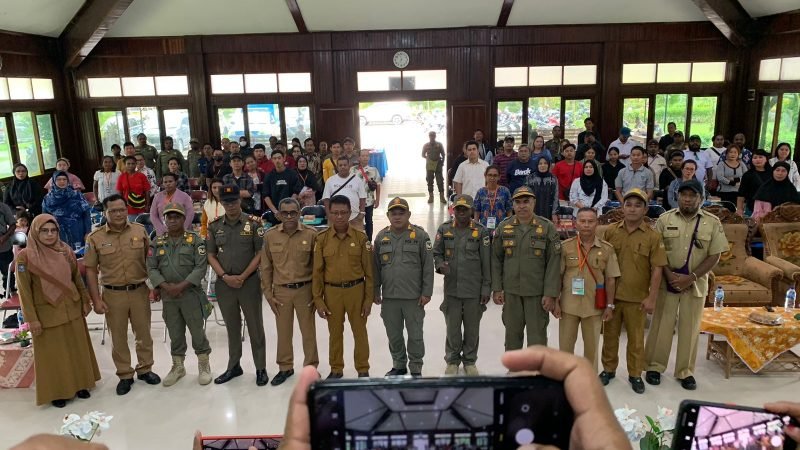 Foto bersama pada pembukaan sosialisasi dampak Perda dan Perbup oleh Dinas Satpol PP Mimika. (Foto: Galeri Papua/Moh. Wahyu Welerubun)