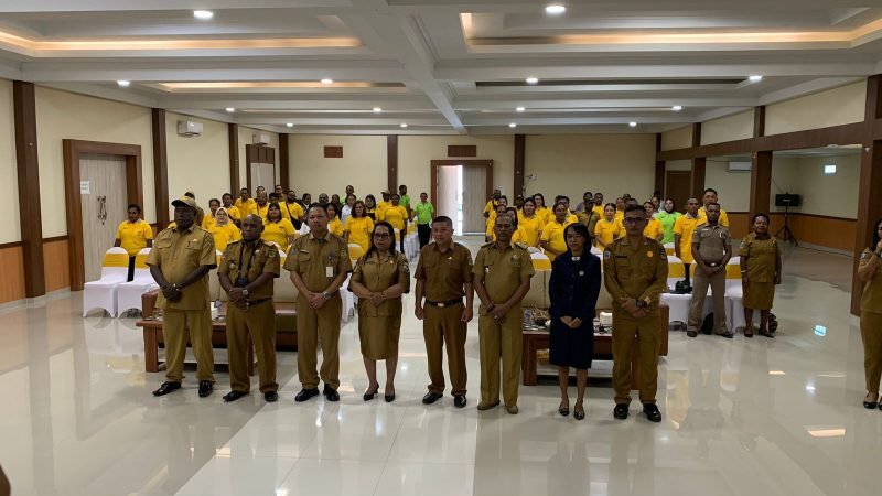 Foto bersama pada pembukaan sosialisasi tata naskah dinas oleh Pemerintah Distrik Mimika baru. (Foto: Galeri Papua/Moh. Wahyu Welerubun)