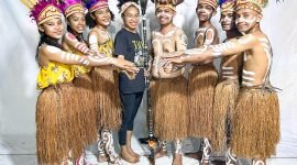 Foto bersama Ketua Umum TIFA, Dina Merani, bersama keenam penari dan Art Director TIFA Creative, Alfo Smith, setelah membawakan tarian via Zoom Meeting di acara pertunjukan seni dan budaya yang diselenggarakan oleh The KLF Re-Enactment Society (KLFRS) pada Minggu (23/6/2024) malam. (Foto: Galeri Papua/Endy Langobelen)