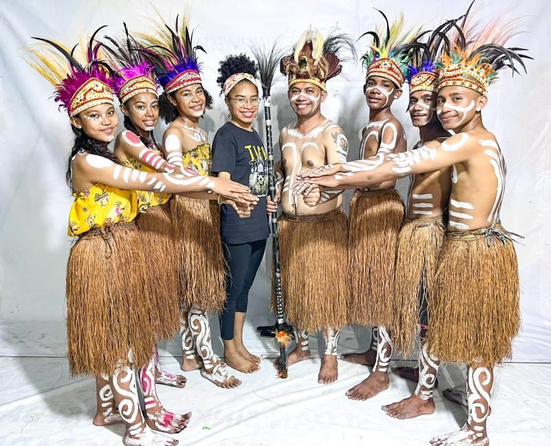 Foto bersama Ketua Umum TIFA, Dina Merani, bersama keenam penari dan Art Director TIFA Creative, Alfo Smith, setelah membawakan tarian via Zoom Meeting di acara pertunjukan seni dan budaya yang diselenggarakan oleh The KLF Re-Enactment Society (KLFRS) pada Minggu (23/6/2024) malam. (Foto: Galeri Papua/Endy Langobelen)