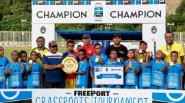 Penyerahan piala kepada para juara Freeport Grassroot Tournament (FGT) di Lapangan Latih Lukas Enembe, Jayapura, Papua. (Foto: Istimewa/Corporation Communication PTFI)