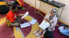 Para PPS dan PPD tengah mengisi formulir pembukaan rekening bank di Hotel Horison Diana Timika, Kamis (27/6/2024). (Foto: Galeri Papua/Moh. Wahyu Welerubun)