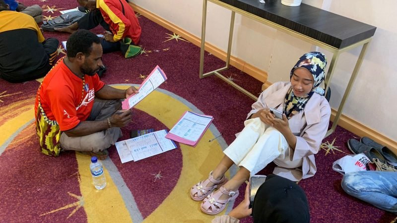 Para PPS dan PPD tengah mengisi formulir pembukaan rekening bank di Hotel Horison Diana Timika, Kamis (27/6/2024). (Foto: Galeri Papua/Moh. Wahyu Welerubun)