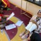 Para PPS dan PPD tengah mengisi formulir pembukaan rekening bank di Hotel Horison Diana Timika, Kamis (27/6/2024). (Foto: Galeri Papua/Moh. Wahyu Welerubun)