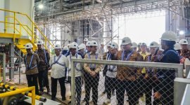 Menteri Koordinator Bidang Perekonomian, Airlangga Hartarto, bersama Menteri Investasi, Bahlil Lahadalia, Presiden Direktur PT Freeport Indonesia, Tony Wenas, dan rombongan meninjau Anode Casting. (Foto: Istimewa/Corporate Communication PTFI)