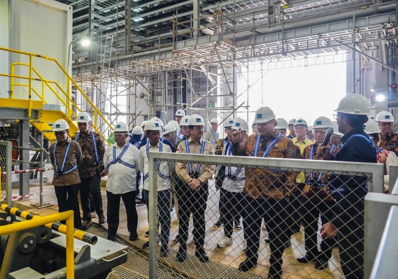Menteri Koordinator Bidang Perekonomian, Airlangga Hartarto, bersama Menteri Investasi, Bahlil Lahadalia, Presiden Direktur PT Freeport Indonesia, Tony Wenas, dan rombongan meninjau Anode Casting. (Foto: Istimewa/Corporate Communication PTFI)