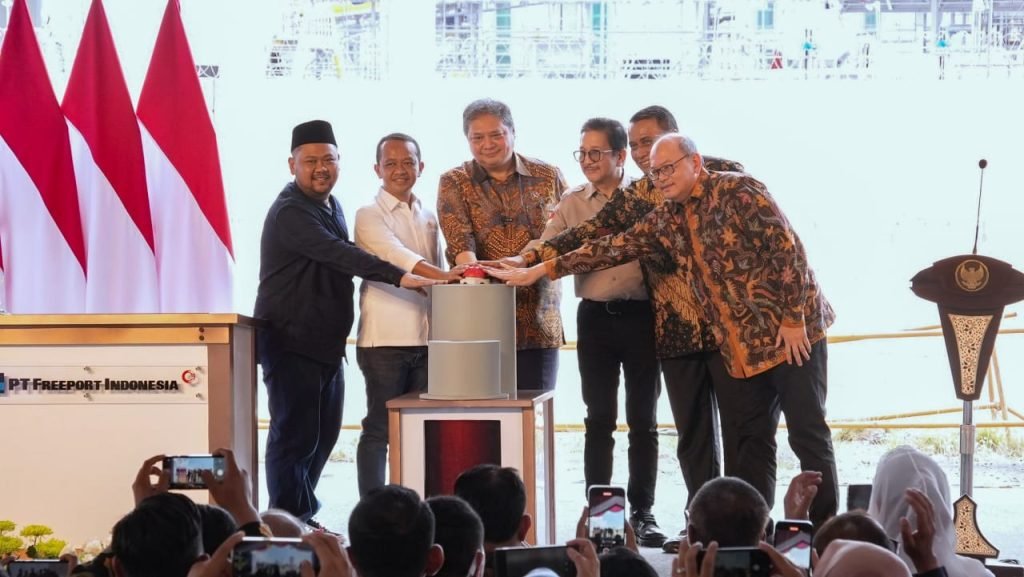 Menteri Koordinator Bidang Perekonomian, Airlangga Hartarto; Menteri Investasi, Bahlil Lahadalia; Presiden Direktur PT Freeport Indonesia, Tony Wenas; Plt Direktur Jenderal Minerba, Bambang Suswantono; Pj Sekdaprov Jawa Timur, Bobby Soemiarsono; dan Bupati Gresik, Fandi Akhmad Yani, bersama-sama menekan tombol sirine yang menandai beroperasinya smelter PTFI. (Foto: Istimewa/Corporate Communication PTFI)