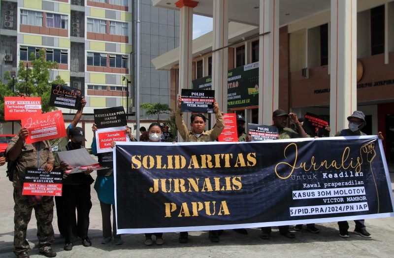 Masa aksi melakulan aksi diam di depan Kantor Pengadilan Negeri Jayapura, Jumat (28/6/2024), saat berlangsungnya sidang pra peradilan terkait sah dan tidak sah surat pemberitahuan penghentian penyidikan atas kasus teror bom terhadap Victor Mambor yang terjadi pada 23 Januari 2023. (Foto: Istimewa)