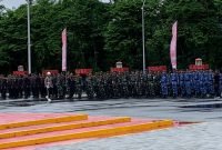 Kapolres Mimika, AKBP I Gede Putera, melalukan pemeriksaan pasukan dalam upacara peringatan HUT ke-78 Bhayangkara, di Mako Brimob Batalyon B Pelopor, Jalan Agimuga, Mile 32, Mimika, Papua Tengah, Senin (1/7/2024). (Foto: Galeri Papua/Moh. Wahyu Welerubun)