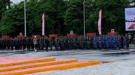 Kapolres Mimika, AKBP I Gede Putera, melalukan pemeriksaan pasukan dalam upacara peringatan HUT ke-78 Bhayangkara, di Mako Brimob Batalyon B Pelopor, Jalan Agimuga, Mile 32, Mimika, Papua Tengah, Senin (1/7/2024). (Foto: Galeri Papua/Moh. Wahyu Welerubun)