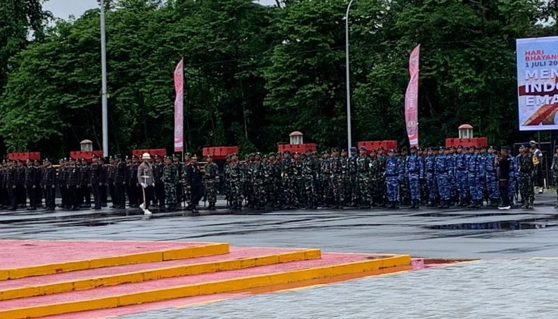 Kapolres Mimika, AKBP I Gede Putera, melalukan pemeriksaan pasukan dalam upacara peringatan HUT ke-78 Bhayangkara, di Mako Brimob Batalyon B Pelopor, Jalan Agimuga, Mile 32, Mimika, Papua Tengah, Senin (1/7/2024). (Foto: Galeri Papua/Moh. Wahyu Welerubun)