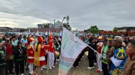 Johannes Rettob melepas peserta pawai ta'aruf.  (Foto: Istimewa)