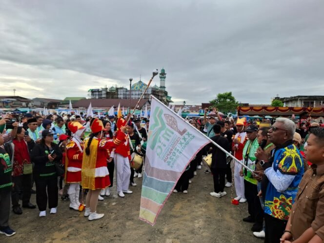 Johannes Rettob melepas peserta pawai ta'aruf.  (Foto: Istimewa)