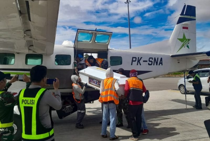 Jenazah korban bentrok antar kelompok di Nduga, Papua Pegunungan, tiba di Mimika, Papua Tengah, Rabu (3/7/2024). (Foto: Istimewa)