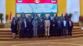 Seluruh anggota DPRD Kabupaten Mimika bersama Plt Bupati Mimika, Johannes Rettob. (Foto: Galeri Papua/Jefri Manehat)