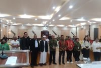 Foto bersama peserta pada konsultasi publik yang digelar Disdukcapil Mimika. (Foto: Galeri Papua/Jefri Manehat)