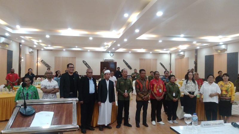 Foto bersama peserta pada konsultasi publik yang digelar Disdukcapil Mimika. (Foto: Galeri Papua/Jefri Manehat)