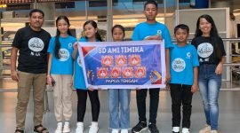Para peserta JSO 2024 dari SD AMI Timika saat tiba di Bandar Udara Mozes Kilangin Timika, didampingi dua orang guru. (Foto: Galeri Papua/Moh. Wahyu Welerubun)