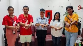 Foto bersama pihak Disparbudpora Mimika dan Tifa Creative usai melakukan pertemuan di Kantor Disparbudpora Mimika, Jalan Poros SP3, Timika, Papua Tengah, Jumat (5/7/2024). (Foto: Galeri Papua/Endy Langobelen) 