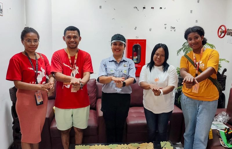 Foto bersama pihak Disparbudpora Mimika dan Tifa Creative usai melakukan pertemuan di Kantor Disparbudpora Mimika, Jalan Poros SP3, Timika, Papua Tengah, Jumat (5/7/2024). (Foto: Galeri Papua/Endy Langobelen) 