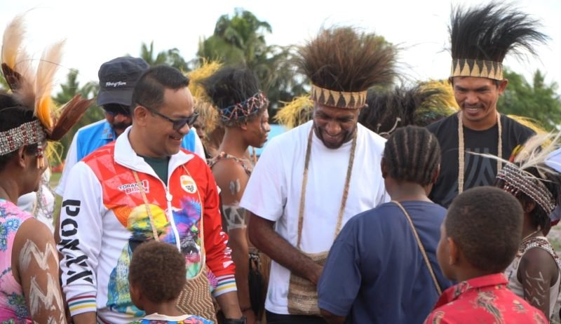 Penjabat Bupati Mappi, Michael R. Gomar (kiri); Boaz Solossa (tengah); dan Ricardo Salampessy (kanan). Foto: Istimewa)