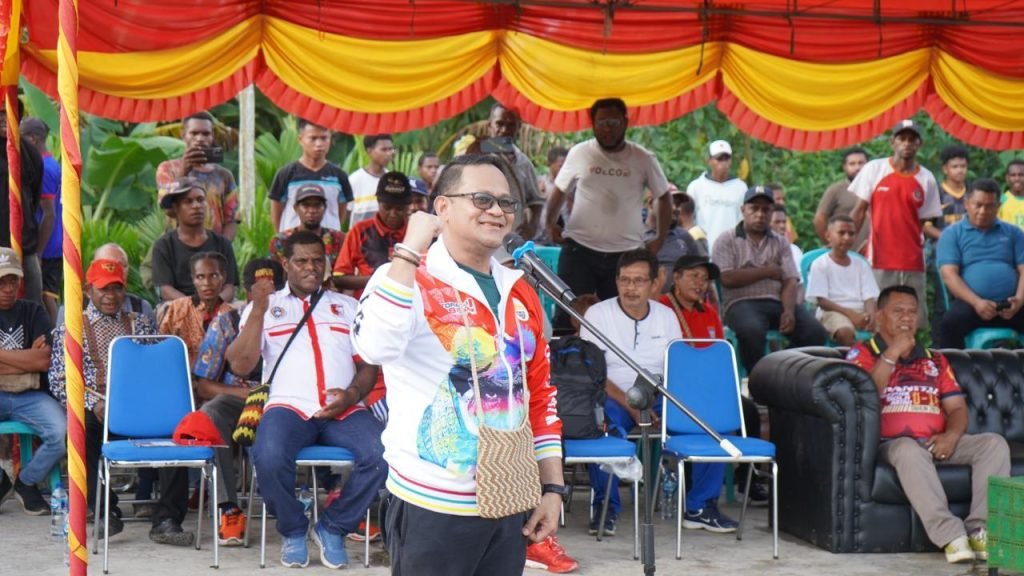 Penjabat Bupati Mappi, Michael R. Gomar, saat membawakan sambutan pembukaan. (Foto: Istimewa) 