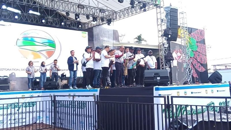 Penutupan rangkaian kegiatan memperingati Hari Lingkungan Hidup Sedunia tahun 2024 ditandai pemukulan tifa oleh Staf Ahli Bidang Ekonomi dan Keuangan Setda Kabupaten Mimika, Inosensius Yoga Pribadi didampingi Vice President Divisi Environmental PTFI, Gesang Setyadi, dan Kepala Dinas Lingkungan Hidup Kabupaten Mimika, Frans Kambu. (Foto: Galeri Papua/Jefri Manehat)