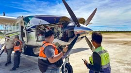 Pesawat Smart Aviation Air PK-SNH yang ditembak TPNPB-OPM di Bandara Sinak, Kabupaten Puncak, Papua Tengah, Senin (8/7/2024) siang. (Foto: Istimewa)