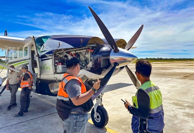 Pesawat Smart Aviation Air PK-SNH yang ditembak TPNPB-OPM di Bandara Sinak, Kabupaten Puncak, Papua Tengah, Senin (8/7/2024) siang. (Foto: Istimewa)