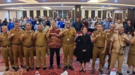 Foto bersama Pemerintah Kabupaten Mimika, perwakilan perusahaan serta serikat pekerja dan buruh dalam acara sosialisasi cegah konflik industrial yang digelar Disnakertrans Mimika, Selasa (9/7/2024). (Foto: Galeri Papua/Endy Langobelen)