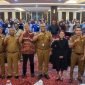 Foto bersama Pemerintah Kabupaten Mimika, perwakilan perusahaan serta serikat pekerja dan buruh dalam acara sosialisasi cegah konflik industrial yang digelar Disnakertrans Mimika, Selasa (9/7/2024). (Foto: Galeri Papua/Endy Langobelen)