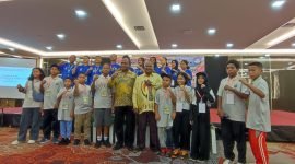 Plt Kepala Dinas Pendidikan dan Kebudayaan Provinsi Papua Tengah, Marthen Ukago, saat berpose bersama peserta olimpiade O2SN. (Foto: Galeri Papua/Jefri Manehat)