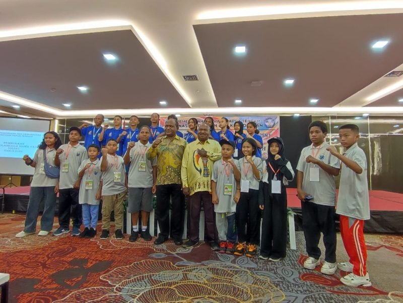 Plt Kepala Dinas Pendidikan dan Kebudayaan Provinsi Papua Tengah, Marthen Ukago, saat berpose bersama peserta olimpiade O2SN. (Foto: Galeri Papua/Jefri Manehat)