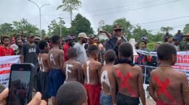 Massa saat menggelar aksi di depan Kantor PT PJP, Jalan Cenderawasih, SP 3, Mimika, Papua Tengah. (Foto: Galeri Papua/Moh. Wahyu Welerubun)