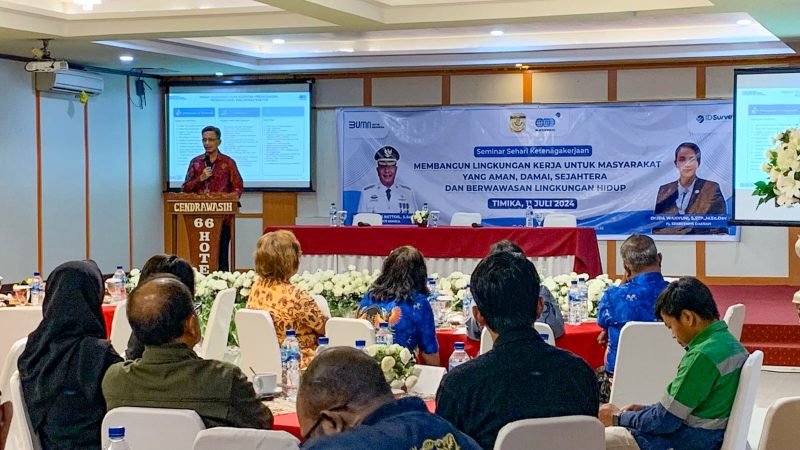 Kepala Cabang PT SUCOFINDO Timika menyampaikan sambutan kepada peserta dan tamu undangan yang hadir. (Foto: Galeri Papua/Moh. Wahyu Welerubun)