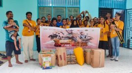 Foto bersama Tifa Creative dan pengelola Panti Asuhan Yapeda serta anak-anak panti. (Foto: Galeri Papua/Endy Langoebelen)