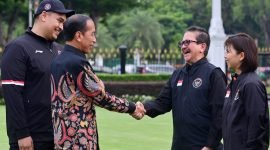 Presiden Republik Indonesia, Joko Widodo, berjabat tangan dengan Presiden Direktur PT Freeport Indonesia, Tony Wenas, saat acara pelepasan secara resmi Kontingen Indonesia di Istana Negara menuju Olimpiade 2024 Paris, Rabu (10/7). (Foto: Istimewa/BPMI Setpres) 