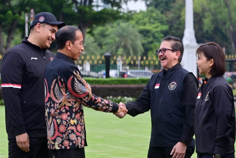 Presiden Republik Indonesia, Joko Widodo, berjabat tangan dengan Presiden Direktur PT Freeport Indonesia, Tony Wenas, saat acara pelepasan secara resmi Kontingen Indonesia di Istana Negara menuju Olimpiade 2024 Paris, Rabu (10/7). (Foto: Istimewa/BPMI Setpres) 