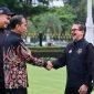 Presiden Republik Indonesia, Joko Widodo, berjabat tangan dengan Presiden Direktur PT Freeport Indonesia, Tony Wenas, saat acara pelepasan secara resmi Kontingen Indonesia di Istana Negara menuju Olimpiade 2024 Paris, Rabu (10/7). (Foto: Istimewa/BPMI Setpres) 