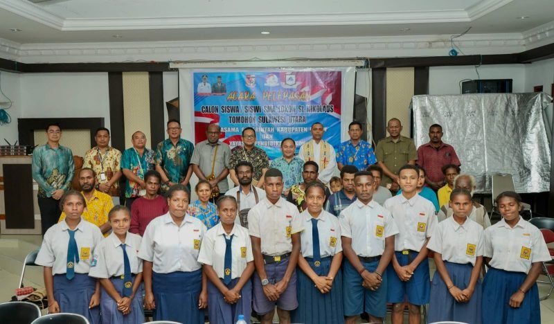 Foto bersama Pj Bupati Mappi, Michael R. Gomar, dengan anak-anak penerima beasiswa dalam acara pelepasan di Ruang Rapat Pendopo, Kota Kepi, Kabupaten Mappi, Papua Selatan, Kamis (11/7/2024).  (Foto: Istimewa/Humas Pemkab Mappi)