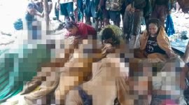 Para keluarga di antara ketujuh jenazah korban bencana longsor di sekitaran area Wini atau kepala air, Mile 69, Distrik Tembagapura, Kabupaten Mimika, Provinsi Papua Tengah, Minggu (14/7/2024). (Foto: Istimewa/Facebook @ampox)