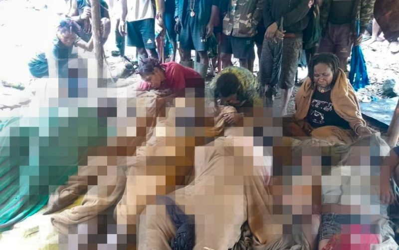 Para keluarga di antara ketujuh jenazah korban bencana longsor di sekitaran area Wini atau kepala air, Mile 69, Distrik Tembagapura, Kabupaten Mimika, Provinsi Papua Tengah, Minggu (14/7/2024). (Foto: Istimewa/Facebook @ampox)