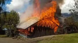 Tampak sebuah bangunan yang diklaim dibakar oleh TPNPB Kodap XXXV Bintang Timur di Kampung Borban, Distrik Okbab, Kabupaten Pegunungan Bintang, Papua Pegunungan, Jumat (12/7/2024).  (Foto: Istimewa/TPNPB-OPM)